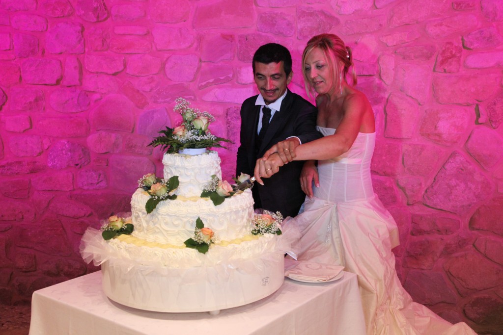 Cutting the cake in our villa for weddings